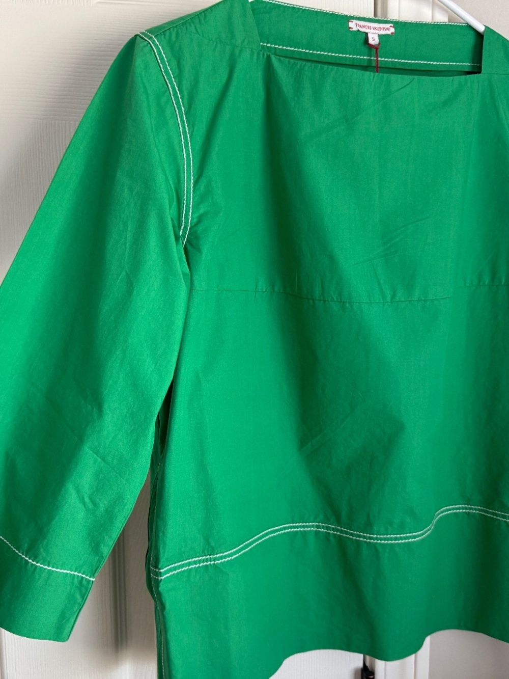 NWT, FRANCES VALENTINE, CARLY TOP, IN DARLING SOLID COTTON POPLIN
